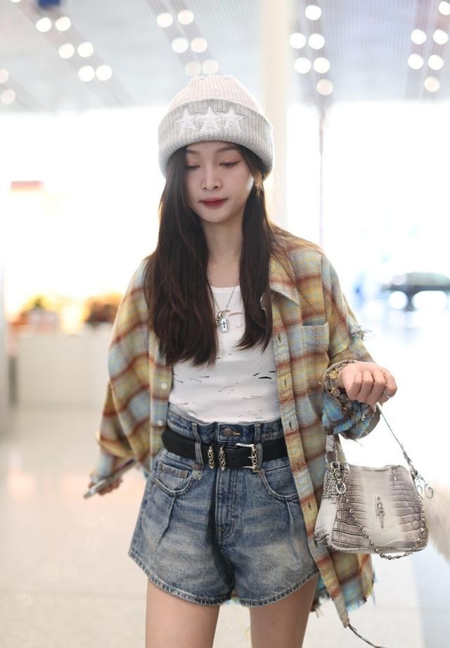 吴宣仪格纹衬衫造型