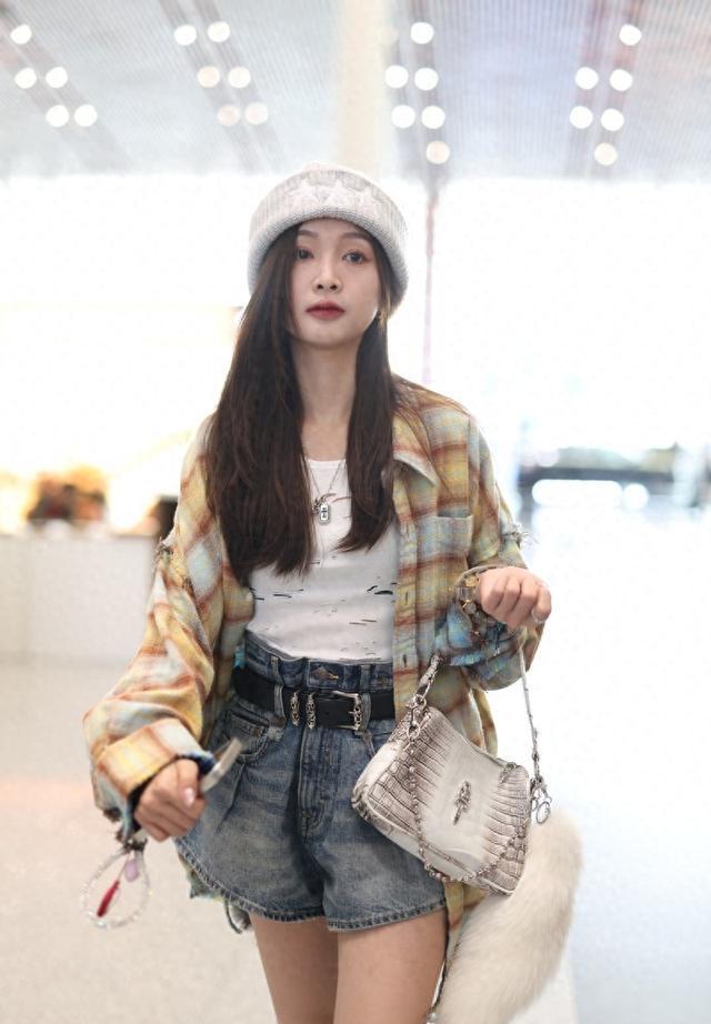 吴宣仪机场私服造型