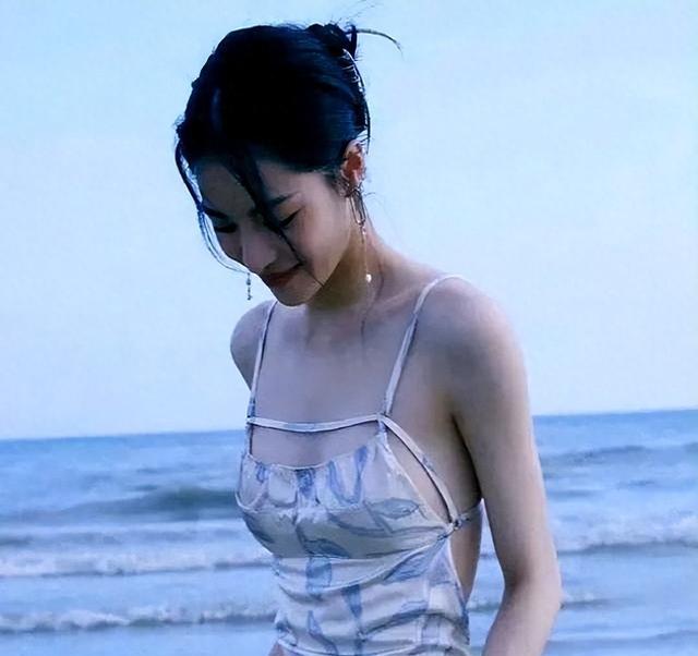 钟楚曦吊带装造型